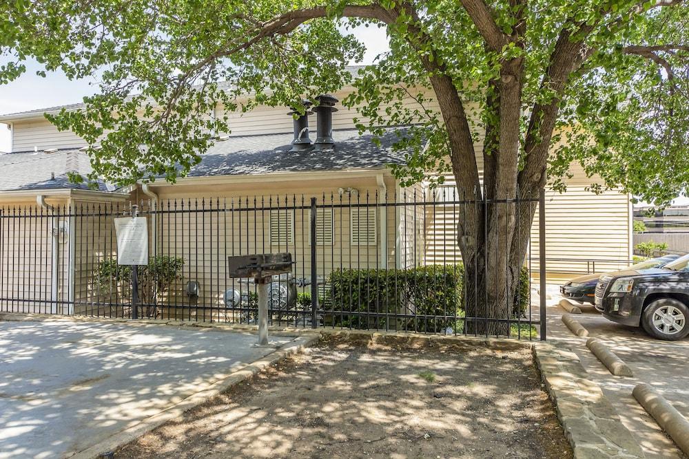 Hometowne Studios By Red Roof Dallas - North Addison - Tollway Kültér fotó